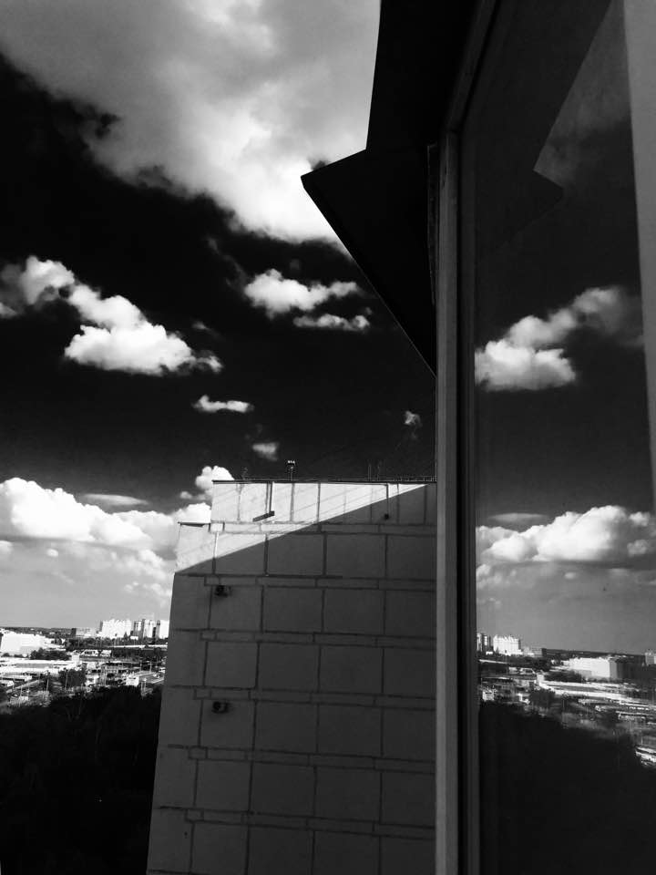 FranSusann68008's tweet image. Reflections Between Worlds”.
Light and shadow, real and reflected — a city caught between dimensions.
A monochrome moment where sky and skyline merge. #UrbanReflections #BlackAndWhitePhotography #MoodySkies #MobilePhoto #City