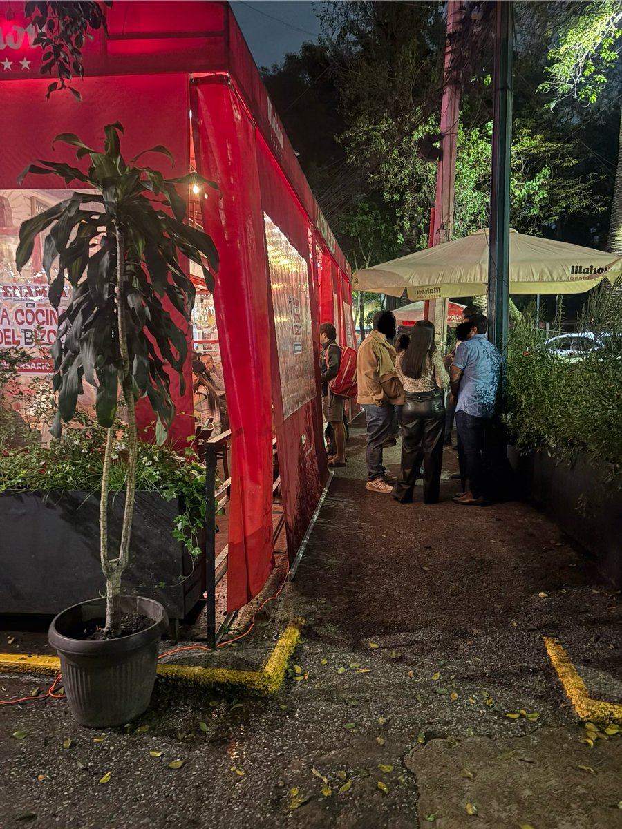 La cocina de bizco Ometusco núm. 1 col. #Condesa obstrucción de movilidad y se estacionando en lugares prohibidos <a href="/AlessandraRdlv/">Alessandra Rojo de la Vega</a> <a href="/mariiongr/">Mariana Galvez ❤️‍🔥</a> <a href="/erikayazminrg/">ErikaRg</a> <a href="/pcacuauhtemoc/">Primer Contacto Alcaldía Cuauhtémoc</a> <a href="/AlcCuauhtemocMx/">Alcaldía Cuauhtémoc</a> todos los días son lo mismo #ElPoderEnTusManos #Cuauhtémoc