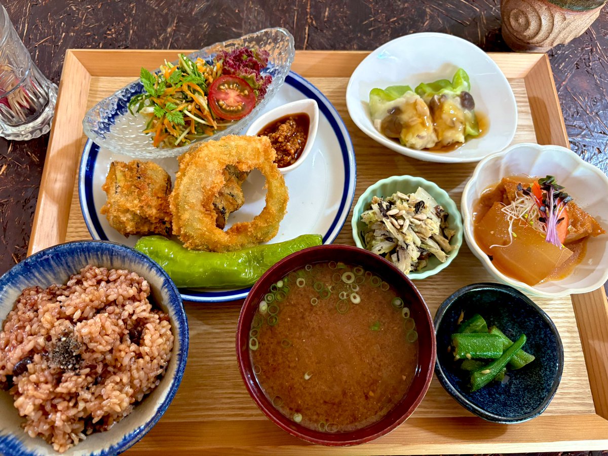 it921112's tweet image. 今日のお昼は小池町の『くりや』さんの月替わりランチ🍽️
菜食カフェということでお野菜メインのお店です🥬
定期的に野菜をガッツリ食べたくなるので来てみましたが、一品一品が丁寧でとても美味しいです😋
豆類も多いので、たんぱく質もかなり摂れていると思います💪
行かれる際は予約がおすすめです！