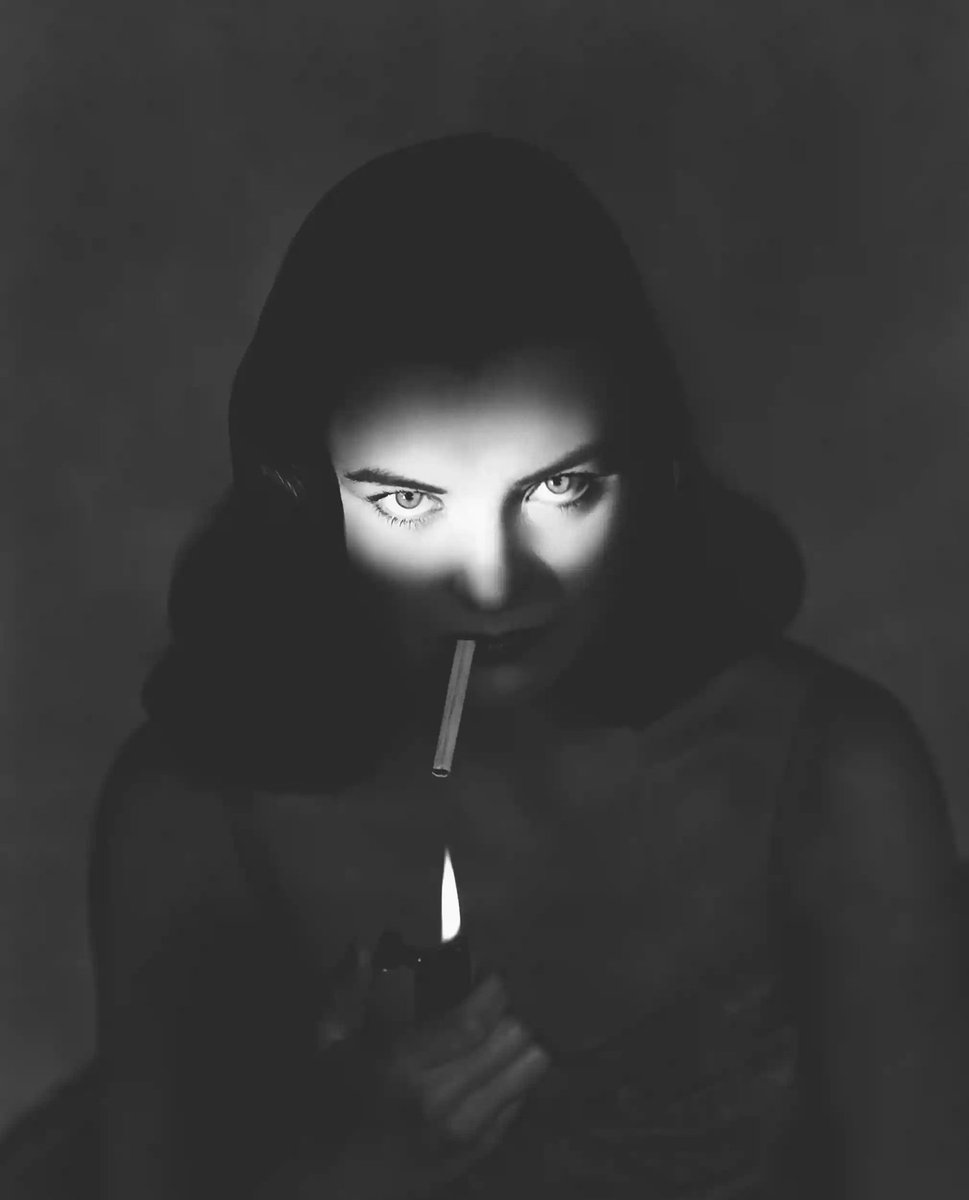 Midnight eyes of Miss Ella Raines, #BOTD. Looking like a glamorous  killer femme fatale, her film noir roles were instead smart, capable, and very independant women......