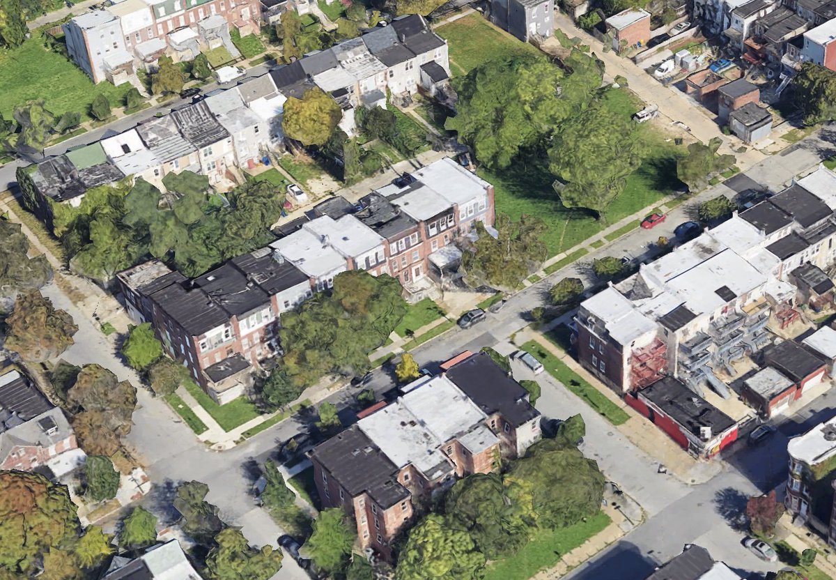 larsiusprime's tweet image. Baltimore's vacant lots may be undervalued by as much as half a billion dollars
Whittier Avenue in Baltimore has 7 vacant lots next to 7 rowhomes.
All similar sizes, all the same zoning, on the same block.
They should have the same assessed land values, right?
1/X