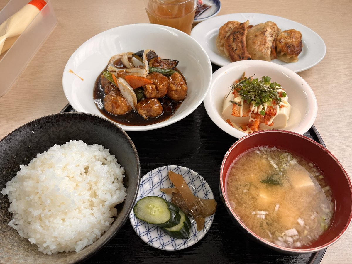 泉食堂　岩槻
本日のスペメニュー
酢豚定食
と、餃子
街中華屋さんのオススメともあり
美味しい
ごちそうさまでした