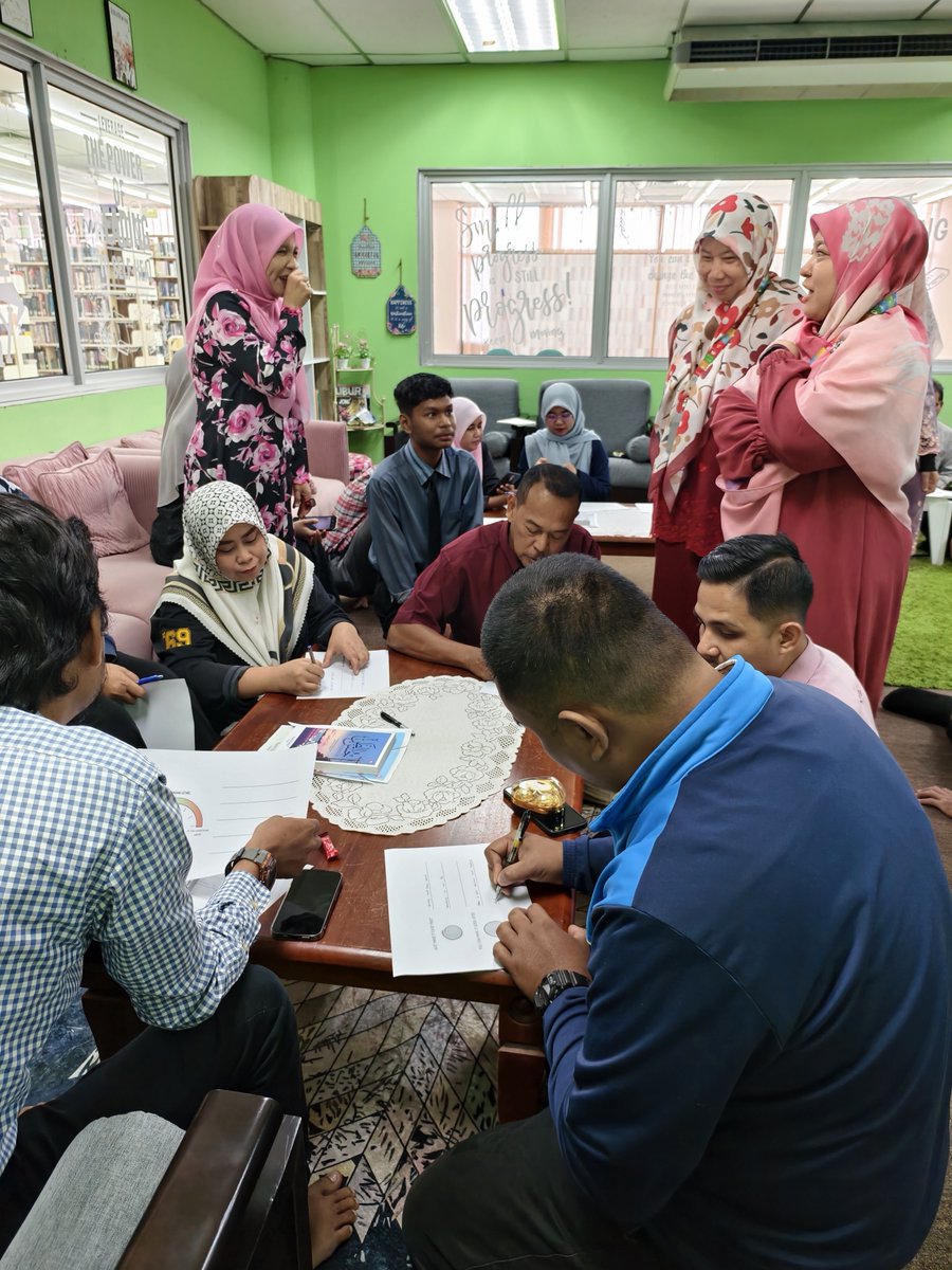 5/8/2025 | SELASA.
PHT dengan kerjasama daripada pihak Pusat Transformasi Insan (PTI), USM telah mengajurkan Program Latihan bertajuk Biblioterapi : Alternatif Terapi Minda di Bilik Biblioterapi, PHT untuk semua staf PHT. #perpustakaanhamdantahir #usmlibraries