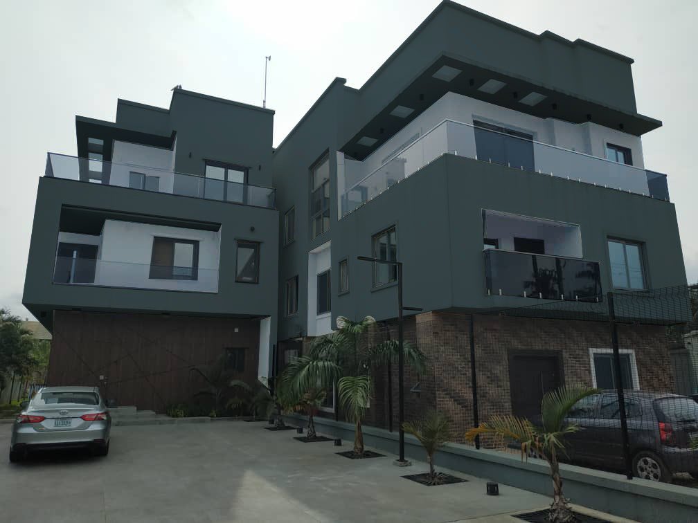 Firstequitorial's tweet photo. This premium property offers a blend of elegance, comfort, and functionality — ideal for discerning homeowners and investors.

Price: N2.9B 
Title: Governor’s Cresent
Size: 1,500sqm
📍Ikeja GRA

#realestate #luxury #bb27 #realestateagent #forsale https://t.co/DpuVu6VydO