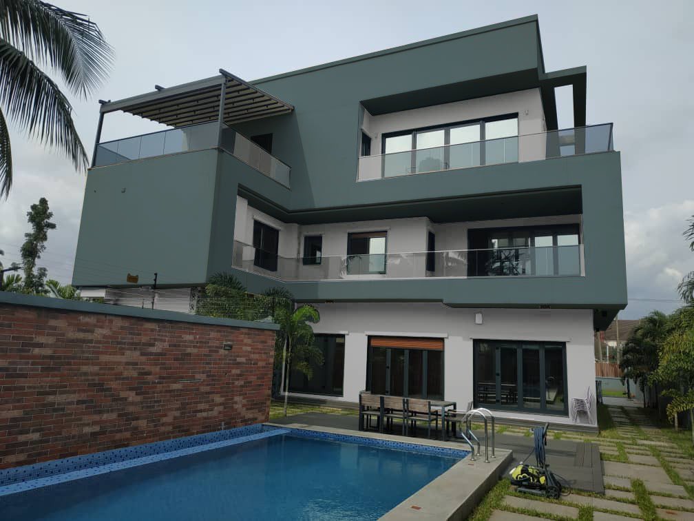 Firstequitorial's tweet photo. This premium property offers a blend of elegance, comfort, and functionality — ideal for discerning homeowners and investors.

Price: N2.9B 
Title: Governor’s Cresent
Size: 1,500sqm
📍Ikeja GRA

#realestate #luxury #bb27 #realestateagent #forsale https://t.co/DpuVu6VydO