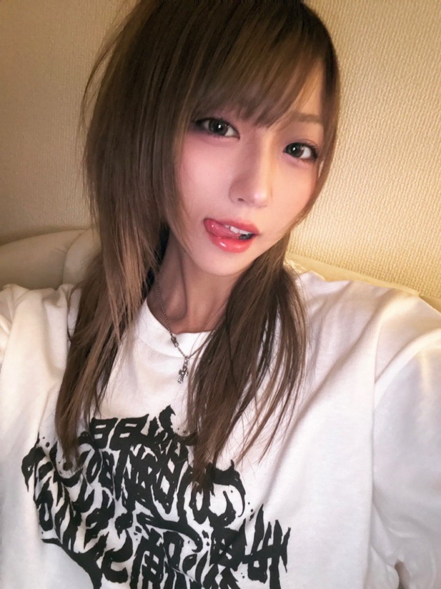 konoodoofficial's tweet photo. この瞬間、世界に踊らされない。- Issue 5
〜出演者楽曲紹介〜

【カナミル/ おやすみホログラム】
好きな食べ物はミートソーススパゲティ。
ソロでの音楽活動では自身のセルフプロデュースで楽曲制作、ライブを行っている。

-  鏡の前、タバコに火をつけて（Demo ver.）
https://t.co/8wJCqJg184 https://t.co/Wfgbqw30b5