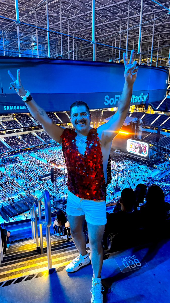 Aquí en LA esperando a LA REINA! 💃<a href="/shakira/">Shakira</a> #LMYNLWorldTour #LMYNLWorldTourlosangeles #LMYNLWorldTourLA