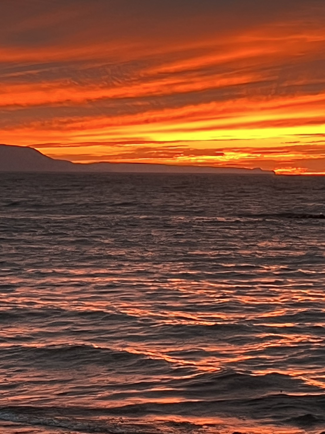 題名夕焼けの海、作者 Kim 、版画Ｎｏ．8/100です。 夕焼けの海 Kim 8/100（安部屋弁天島の夕焼けです🌅 志賀町には