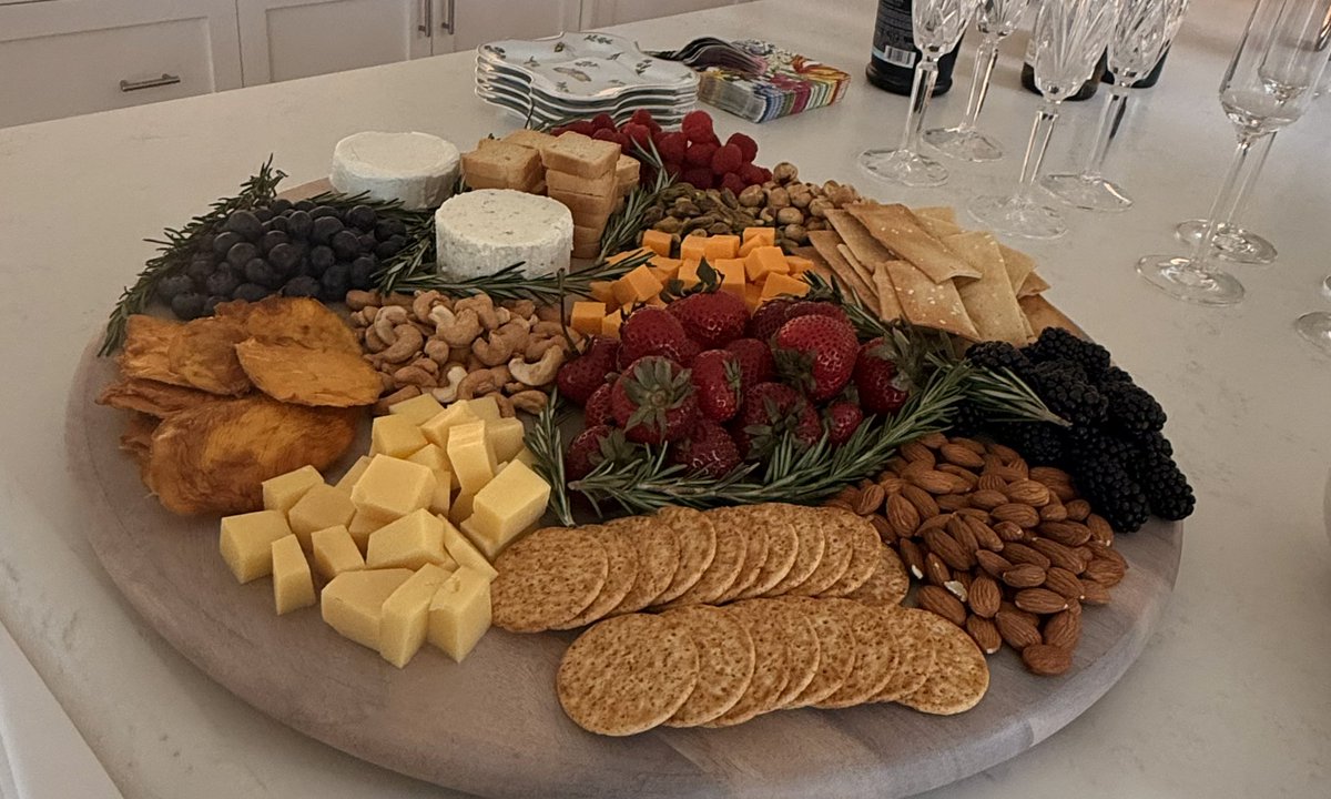 A sumptuous dinner graciously hosted by Dr. <a href="/LadanZand/">Ladan Zand</a> with the Mayo Clinic Glomerular Diseases team ✨ Such an honor to enjoy her exquisite cooking and delicious cake! 😍

<a href="/fervenzafernan1/">fernando fervenza</a> <a href="/AnilaCara/">Anila Cara</a> <a href="/VidaCassiNefro/">Helio Vida Cassi Junior</a>