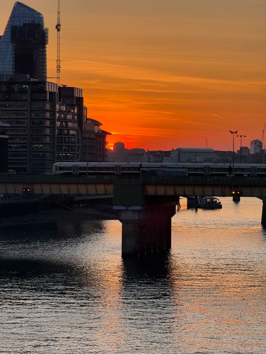 Lisa8945's tweet image. Sunset 🌅 London 🇬🇧