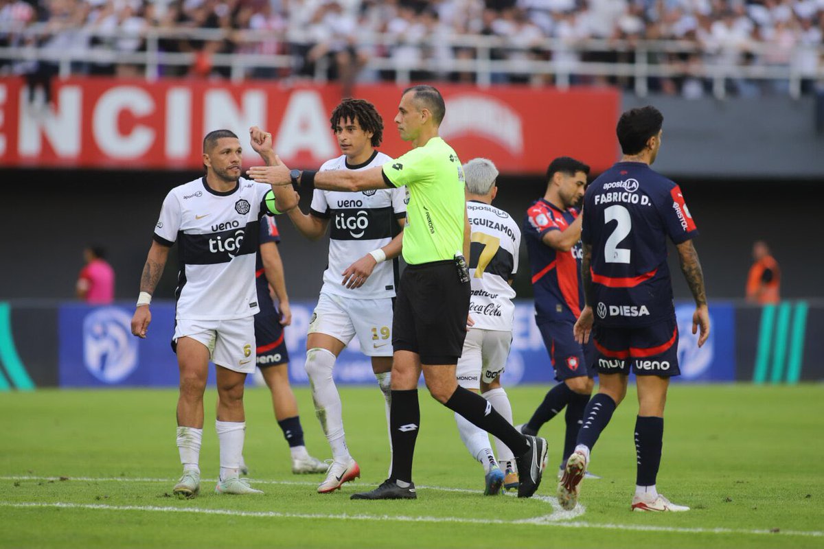 👀 ESCÁNDALO EN PARAGUAY POR EL ARBITRAJE DE OLIMPIA vs. CERRO PORTEÑO

📌 El árbitro Juan Gabriel Benítez cobró un penal, a través del VAR, que desató reclamos. 

📌 Ramón Díaz y Emiliano Díaz calificaron como “injusto” y aseguraron que en “14 años no vieron nada igual”.

📌