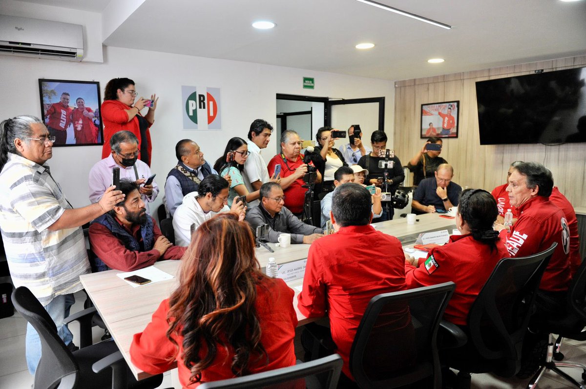 PRI Oaxaca (@prioaxaca_) on Twitter photo En conferencia de prensa, el PRI Oaxaca reafirmó su papel como verdadera oposición. Con <a href="/Jorge_Meade/">Jorge Meade Ocaranza</a> y nuestra dirigencia estatal, alzamos la voz contra la persecución política y en defensa del Estado de Derecho. ¡La justicia no tiene colores! En conferencia de prensa, el PRI Oaxaca reafirmó su papel como verdadera oposición. Con <a href="/Jorge_Meade/">Jorge Meade Ocaranza</a> y nuestra dirigencia estatal, alzamos la voz contra la persecución política y en defensa del Estado de Derecho. ¡La justicia no tiene colores!