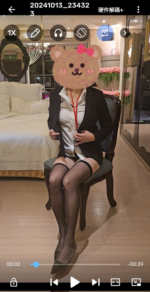 今天要在部門上台報我們team今年作的研究報告
出門後突然覺得今天的穿搭好像有拍過
找了一下果然~去年穿幾乎一模一樣（除了裙子沒那麼短外其他完全一樣）的一套

突然覺得有點害羞跟興奮的奇怪感覺😂😂😂 https://t.co/a7cecTJif5