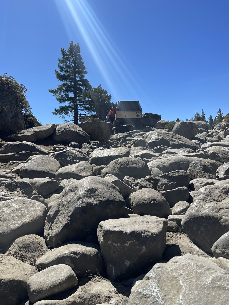 CYBERTRUCKco tweet media