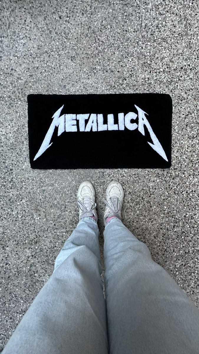 Mi vieja cuando era chica escuchaba <a href="/Metallica/">Metallica</a> 🤘🏻, hacer esta alfombra fue un viaje a la infancia. Y a vos? De que banda te gustaría una?