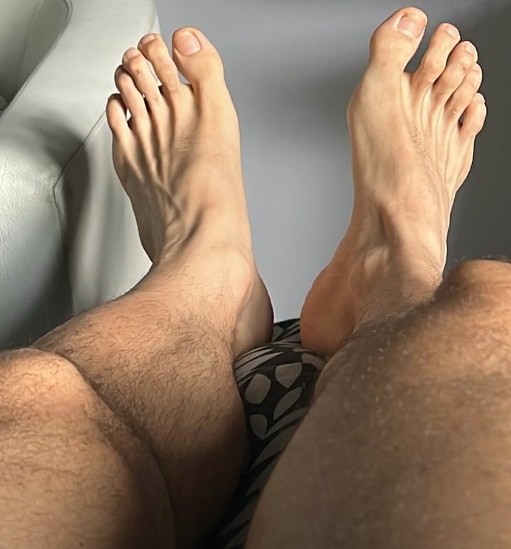 Instagram: clubedope2
.
.
#feet #feetman #feetboy #pesmasculinos #barefeet #barefoot #malefeet #flipflop #malefootworship #pesdehomem #pedemacho #podolatria #malefeetworship #guyfoot #guyfeet #podolatriamasculina #malefeetfetish #malefoot #feetporn #footporn #foot #gayfeet #gay