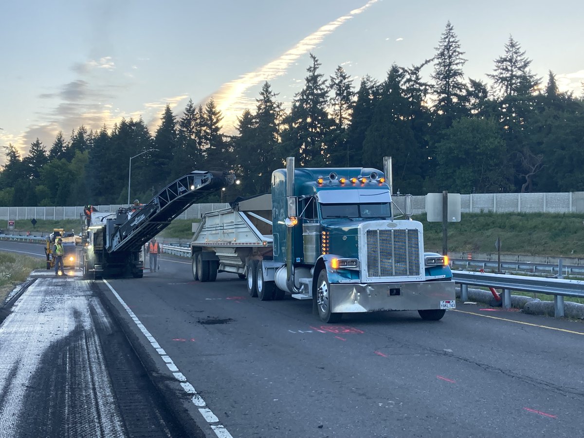 OregonDOT's tweet image. ATTN travelers in #Beaverton &amp;amp; #Tigard! A section of OR 217 NB closes THIS weekend from OR 99W to Scholls Ferry Rd beginning Fri. night, Aug. 8 at 9PM - reopening Mon, Aug. 11 at 5AM. During the closure, crews will pave the highway. 

Details &amp;amp; detour: bit.ly/40PBlUi
