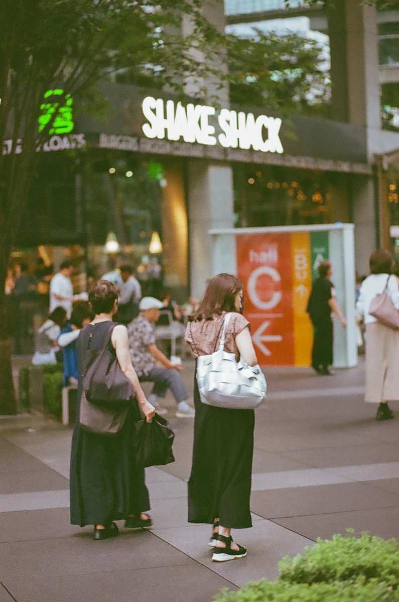 alibi5753's tweet photo. #ef85mmf18 でSHAKE SHACK
一度も行ったことないんだよな
#eos1 + #ef85mm f1.8 + #ProImage100
#フィルム写真
#FilmPhotography
#フィルムカメラ
#ザギンで会いましょう
#写真撮ってる人と繋がりたい
#カメラ好きな人と繋がりたい https://t.co/eSlfL9cyPI