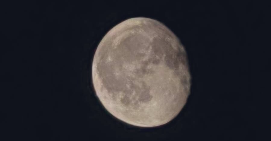 ليلة ربُوع، و مشاهد ليلةٍ قمرا
ولسان حالي يقول 
«تعال دام المشاعر ، ما عليها قِناع
ما تستوي ليلة القمرا ـــــ بليَّا قمر» 
❣️