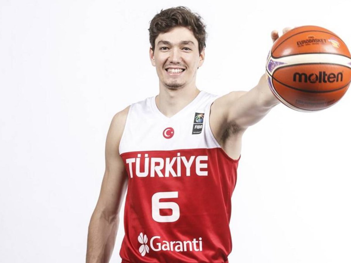 Mientras la selección Turca de Eurobasket está concentrada el jugador #CedimOsman está en un concierto en Constantinopla qué clase de profesional es este personajillo MONTAJISTA  qué clase de deportista es ?
Vergüenza para #Turkia