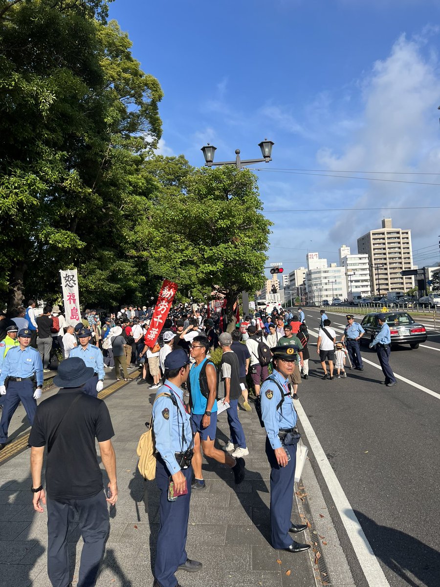 今年の原爆の日も酷いもんでした。
極左暴力集団が公園内と歩道を占拠した為、歩行者は道路を通らざるおえませんでした。