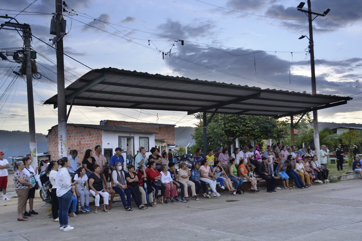 soyjaimeandres's tweet photo. ¡Alegría total!

Después de más de 40 años de espera, falsas promesas y mucha paciencia, los habitantes de los barrios Pantano I,II y III por fin tendrán su viviendas totalmente legalizadas.

Llegamos a mejorar la calidad de vida de nuestra gente de Bucaramanga. https://t.co/CTnhSImpHC