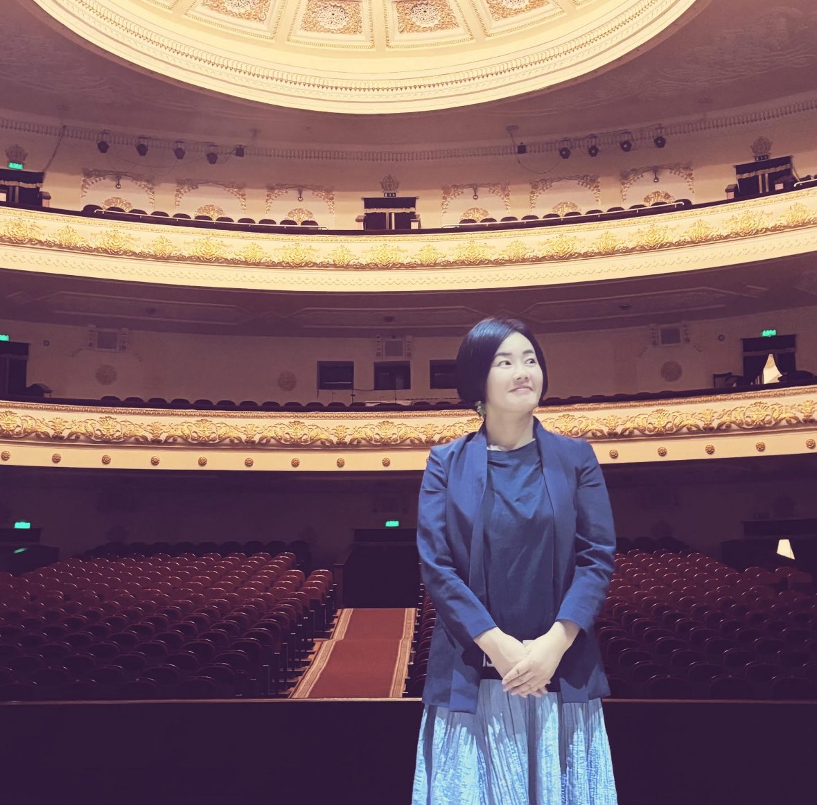 Mina_Shisyu's tweet photo. ー︎社長に挑戦！
このたび、「武庫川KCスタジオ」をオフィスとする制作会社「ムコラボ」を立ち上げ、代表に就任します！これまで雑誌、舞台、映像制作、劇場やグループ運営、SNS代行まで個人として請け負ってきましたが、業務拡大で限界に。部門別アシスタントを3名雇用します💪清水の舞台だー😱 https://t.co/6zQsofLw3Y
