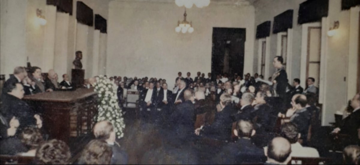 O chefe das milícias integralistas, o Sr. Gustavo Barroso, foi recebido com grande honra na Academia de Letras em uma cerimônia presidida pelo ilustre Afrânio Peixoto.

Integralismo Em Cores