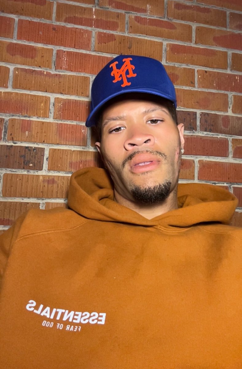 flyazzcaddy's tweet image. Good evening n shit. 🧡