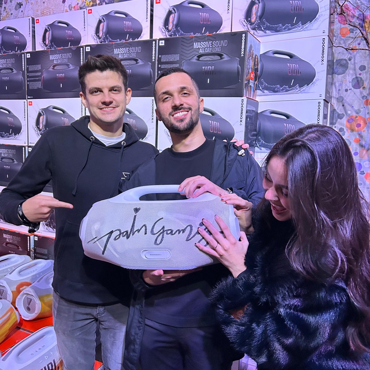 paiN Gaming (@paingamingbr) on Twitter photo E TOME BUFF PARA A WATCH PARTY
fechando a noite da melhor forma, a <a href="/JBL_Brasil/">JBL Brasil</a> representou com essa Boombox 4 especial pra nossa casa!
o <a href="/dynquedo1/">paiN dyNquedo</a> vai ter q encostar pra aquela resenha agr 👀 E TOME BUFF PARA A WATCH PARTY
fechando a noite da melhor forma, a <a href="/JBL_Brasil/">JBL Brasil</a> representou com essa Boombox 4 especial pra nossa casa!
o <a href="/dynquedo1/">paiN dyNquedo</a> vai ter q encostar pra aquela resenha agr 👀