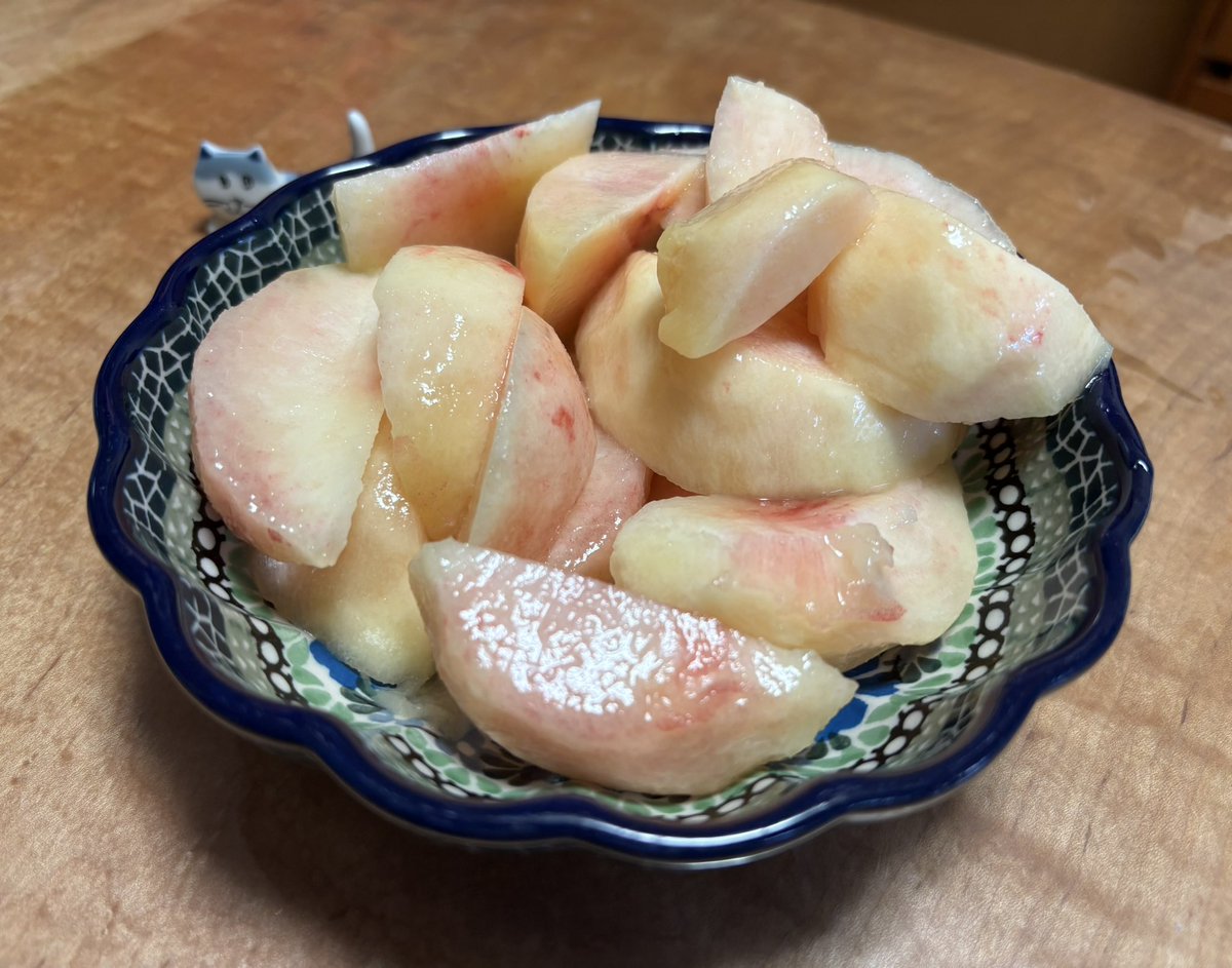餃子を焼く時には､フライパンに油を薄くひいて、餃子を並べて全体が濡れるように少々のお湯をかけ､蓋をして炒め蒸しにするんだけど､
時々は手羽餃子を楽しみたくなる｡お湯の代わりに片栗粉と小麦粉を水で溶いて餃子にかけ炒め蒸しに｡

水蜜桃が美味しい😋

#おうちごはん #おかず #餃子 #cooking