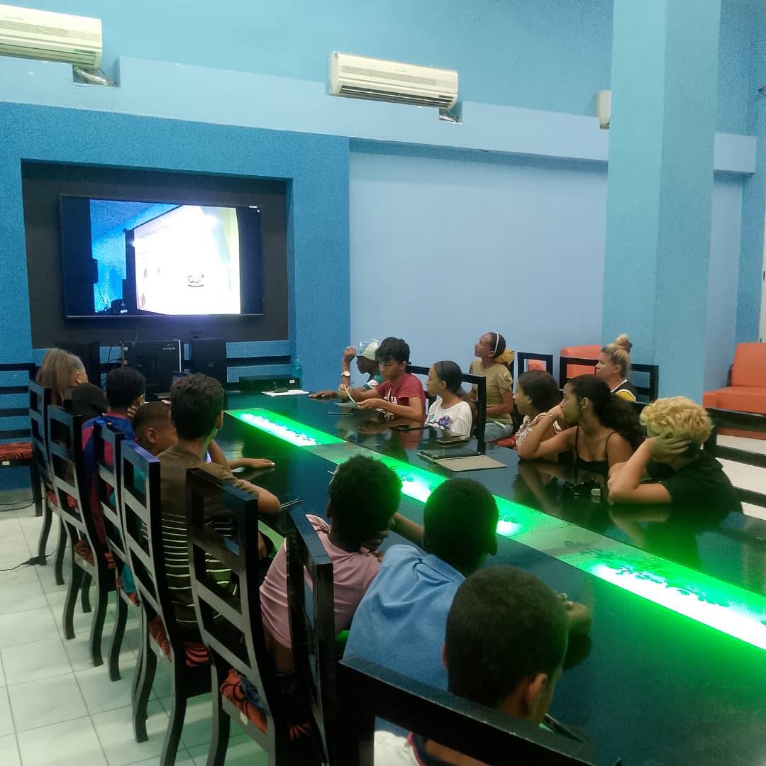 Del 5 al 7 de agosto, en las sedes provinciales de Joven Club, se estará desarrollando el entrenamiento virtual rumbo a la V Competencia Nacional de Robótica 🤖.
Serán tres días llenos de aprendizaje y diversión!
¿Estás listo para poner a prueba tus habilidades y creatividad?