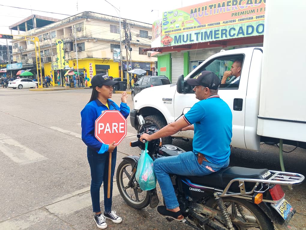 #enfotos📸 En el marco del Día internacional del Semáforo la @sna_apure realizó acompañamiento en jornada informativa realizada en el Paseo Libertador,creando conciencia sobre el tránsito y las medidas de seguridad, así mismo se recordaron los peligros del consumo de drogas.
