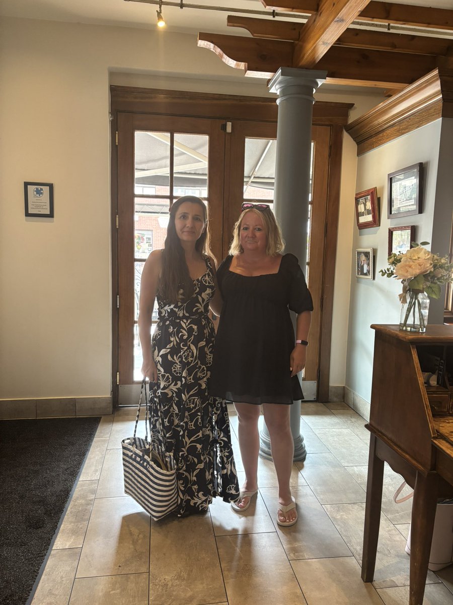 Two besties who are teachers 😇😍