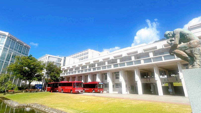 ／全学休業のお知らせ🔔／
お間違いのないようご注意ください💁‍♀️

・8/7(木)~8/17(日)は、
　夏期全学休業となります。
　⚠️事務窓口の取り扱いはありません。

・全学休業明けの8/18(月)は、
　10号館コンビニのみ営業します(10時~15時)。
　⚠️食堂の営業はありません。

📱konan-wu.ac.jp/news/detail.ph…