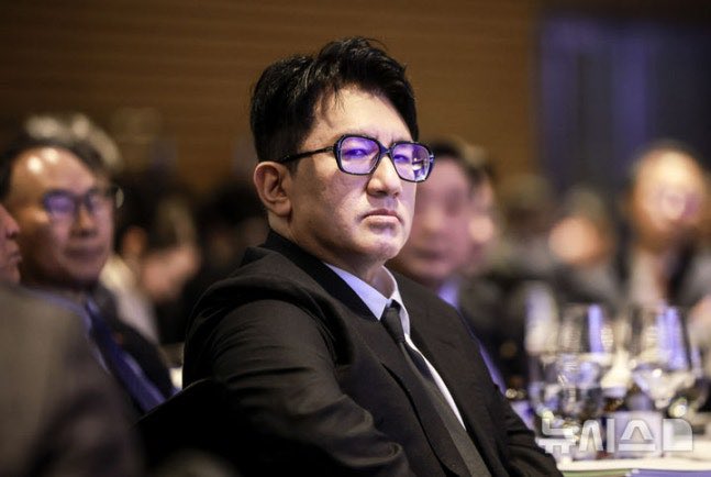 kchartsmaster's tweet photo. Bang Sihyuk has sent an e-mail to HYBE employees amid ongoing investigations:

— “ Hello everyone, this is Bang Sihyuk.

It has been a while since I have written to you all.

In addition to the various situations that have continued since last year, my recent personal matters have also been added, and the company and my name are being mentioned in bad news every day. I can't even begin to fathom the confusion, loss, and concern that our members, who would have been prouder than anyone to be a part of HYBE, must be feeling. As the founder and chairman, I feel a heavy sense of responsibility for causing such concern, and first and foremost, I would like to sincerely apologize to all of you who have been troubled by this whole situation.

HYBE was the starting point of a journey to realize the ideals and dreams I had as a creator. I wanted to create a stage where creators could release works that fully captured their own colors and where artists could freely pursue their dreams. Furthermore, I hoped to improve the quality of life for industry workers so that everyone could feel happiness and pride. This journey, which started small, expanded with the will to become a strong fence for creators, artists, members, and industry workers, and thankfully, it has grown with the sympathy and love of many people.

Because it was a job that started with the great dream and sense of mission of advancing the music industry, I have prided myself on doing my best to be upright and have a clear conscience in the process. 
However, I humbly reflect on the fact that sometimes that confidence may have been perceived as arrogance. I am once again deeply examining whether there were any shortcomings or oversights that I missed and failed to take care of in the process of growth.

The past few months, during which I could not respond more swiftly to various suspicions and controversies, even though I knew well that I was causing great concern to our members, have been a painful time for me as well. In particular, I felt a growing sense of apology that our members and artists, who should be freely engaging in creative and business activities, might be directly or indirectly harmed by my personal problems. As a creator myself, this situation felt even more painful. I ask for your generous understanding that I had to be cautious because every word I said had to be careful while the authorities' investigation was underway.

However, I know better than anyone that I cannot let my personal problems continue to burden the company and the industry. Due to the music work of artists who are about to make a comeback and the business expansion for the future of the company, I have unavoidably spent a long time abroad in recent years, but I plan to temporarily put aside urgent work and business meetings and return to Korea as soon as possible to prioritize the investigation procedures of the authorities. 

Just as I explained the situation at the time of the listing in detail during the financial authorities' investigation, I will faithfully participate in future investigations and explain it in detail once again. I expect that the facts will be revealed through this process and will humbly await the judgment of the authorities.

I would like to express my infinite gratitude to the members of HYBE who have silently kept their places amidst the confusion. Your dedication, the constant challenges of our passionate creators, and the brilliant activities of our artists are the most powerful forces that move HYBE. The wonderful achievements we are making at home and abroad right now would have been impossible without the sweat and effort of each and every one of you. I always have a deep respect for your sincerity and competence in creating a content industry that the world pays attention to with the intangible asset of music.