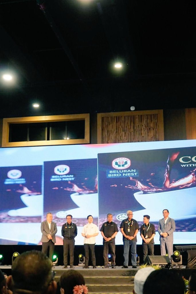 datukjamesratib's tweet photo. 📅 2 Ogos 2025 | Kota Kinabalu

Menghadiri Majlis Menandatangani MOU antara PPK Beluran &amp; Nestlin Malaysia Sdn. Bhd. bagi kerjasama strategik pemasaran sarang burung walit di Sabah, bersempena HPPNK di SICC.

Turut disaksikan oleh YB Menteri Pertanian, Datuk Seri Mohamad Sabu. https://t.co/FlMOCvHXsd