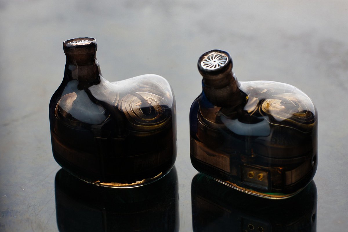 celestaudioLSR's tweet image. Kinera Celest Yaksha レビュー
2DD+1BA+1MPD構成、ウォームニュートラルなチューニング、深みのある低音、スムーズな高音、優れた主位表現。
大胆で芸術的なデザイン。音場は広く、スピーカーのような臨場感。
機器との相性次第で真価を発揮するが、この価格帯では群を抜く完成度。
From Mars Chen