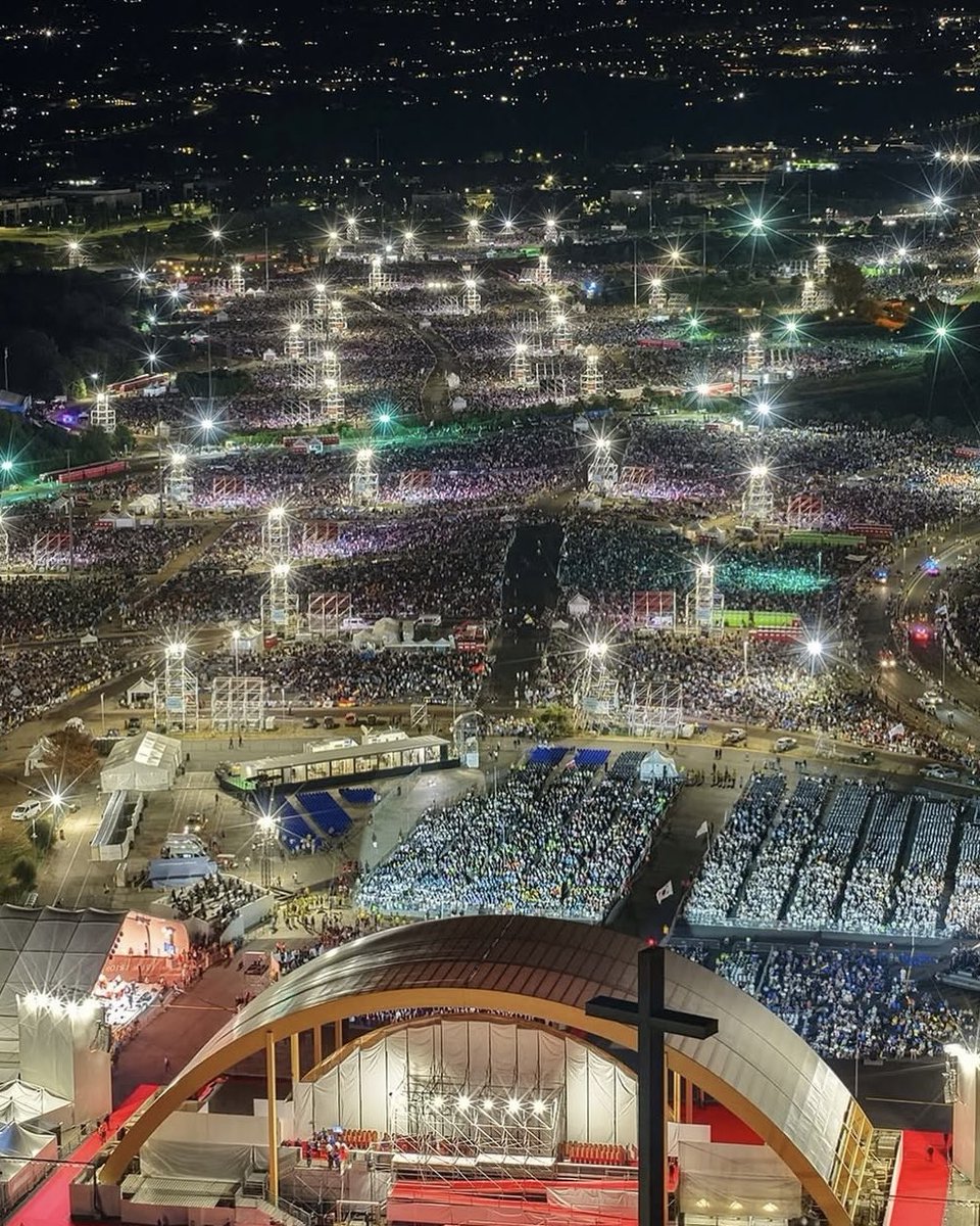 lukomski_sebito's tweet photo. 🇮🇹🇻🇦 A million young people spent the night in Tor Vergata waiting for the Pope.

0️⃣ fights
0️⃣ harassment
0️⃣ attempted assaults
0️⃣ drug use
0️⃣ vandalism
0️⃣ burnt tents

Now, imagine the same number of people at a music festival in Paris or Berlin. Would we see the same levels of peace and order?

It would never happen!

What we saw in Rome was the direct result of Christian values put into practice—principles that shape how people treat one another.

In a world often filled with chaos, this is a clear example of how faith can create a society grounded in peace, love, and mutual respect for one another.
