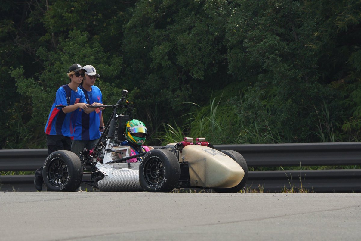 #学生フォーミュラ エコパ試走会
#日大生産工学部 チームは昨日までの参加となりました。

うちのチームはあくまで「サークル」のため、予算に余裕はない。そんな中、皆様のサポートとサークルのみんなの頑張りに応えるべく、全力で走りました。

お古のタイヤでトップの1.5秒落ち。
本番楽しみです🤩