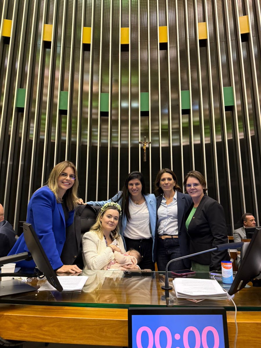 Júlia Zanatta (@apropriajulia) on Twitter photo Plantão no Plenário da Câmara dos Deputados.
Estou sentada na cadeira do presidente Hugo Motta.
Ahhhh quantas coisas poderíamos fazer se o titular dessa cadeira tivesse coragem.
O que você colocaria em pauta se pudesse?
<a href="/ToniettoChris/">Chris Tonietto</a> <a href="/clarissatercio/">Clarissa Tércio</a> <a href="/CoronelFernand9/">Coronel Fernanda.</a> Plantão no Plenário da Câmara dos Deputados.
Estou sentada na cadeira do presidente Hugo Motta.
Ahhhh quantas coisas poderíamos fazer se o titular dessa cadeira tivesse coragem.
O que você colocaria em pauta se pudesse?
<a href="/ToniettoChris/">Chris Tonietto</a> <a href="/clarissatercio/">Clarissa Tércio</a> <a href="/CoronelFernand9/">Coronel Fernanda.</a>