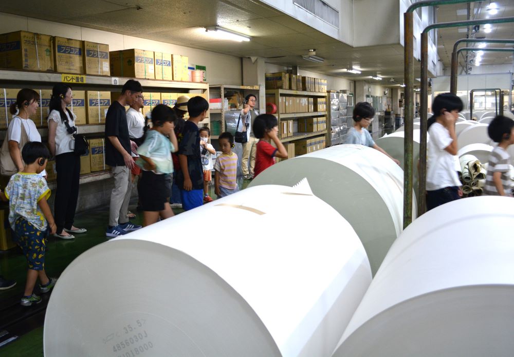 《サステナビリティ情報》
TOMOWELの共同印刷は、8月4日に当グループの五霞工場で毎年恒例の「夏休み子ども工場見学会」を実施し、グループ社員とその家族が参加しました。初めて見る大型の印刷機に子どもたちは大興奮していました。
