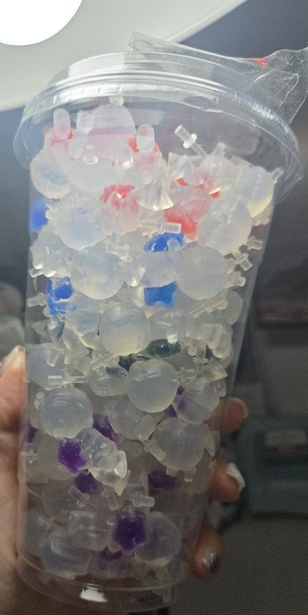 하트 색으로 만드려고 했는데 하미미는 쌩 블랙으로 하면 좀 그래서 초록을 좀 섞었음
응원봉에 넣었을 때는 색이 괜찮은데 일케 보면 좀 아니라서 출력 오류 난 거 추가로 뽑고 나서는 좀 다른 색으로 할까 싶기두ㅠ