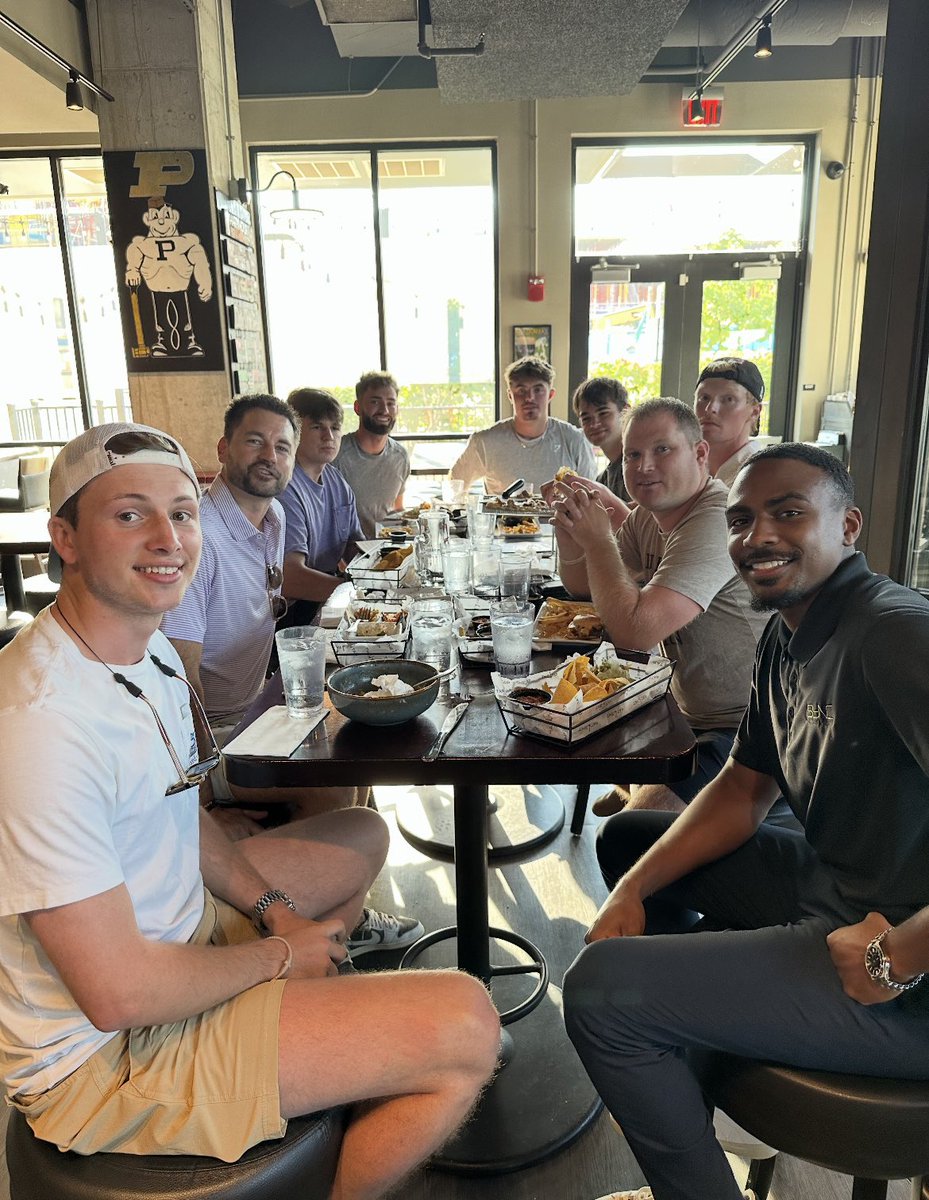 Plenty of memories and lots of laughs shared tonight with these Mavs alum #TriviaNight