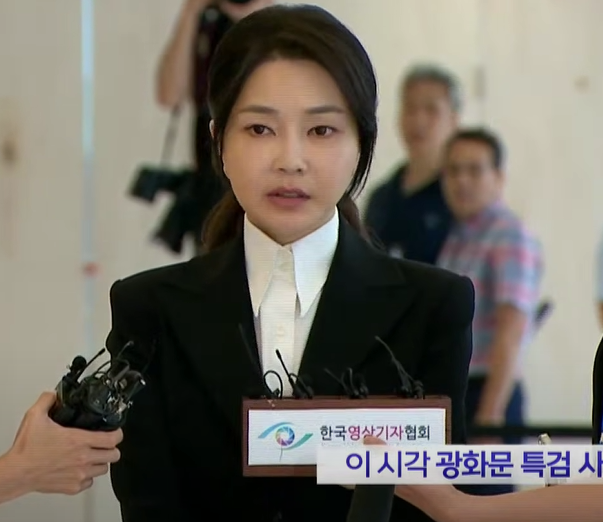 김건희 : 저같이 아무것도 아닌 사람이 심려를 끼쳐드려서 죄송합니다

아무것도 아닌 사람이 왜 그러셨나요?