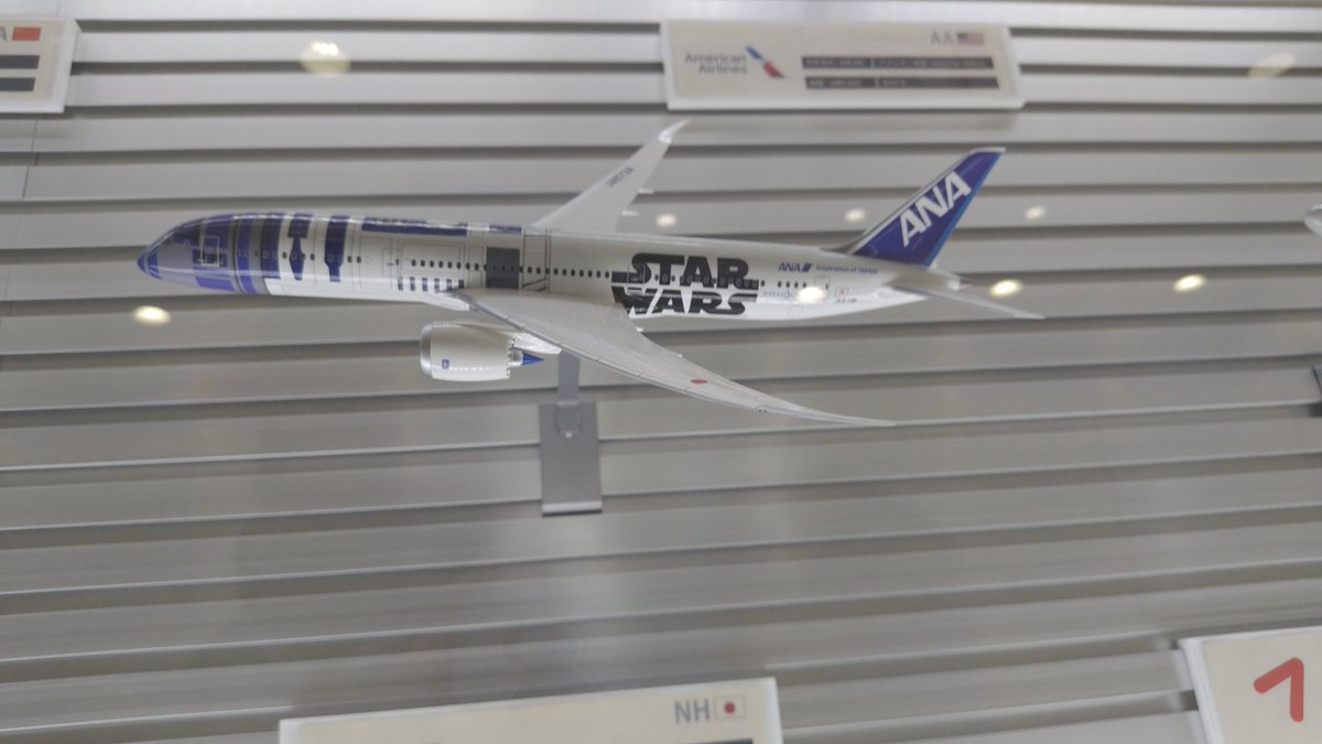 Sakura_Laurjff's tweet photo. コリアンの新塗装とR2-D2ジェット(展示模型)
at #tHND/#RJTT
(C3POジェット見納めしてきました) ↑KOREANの上にちっちゃく見えてます! https://t.co/8T3NaZKH4t