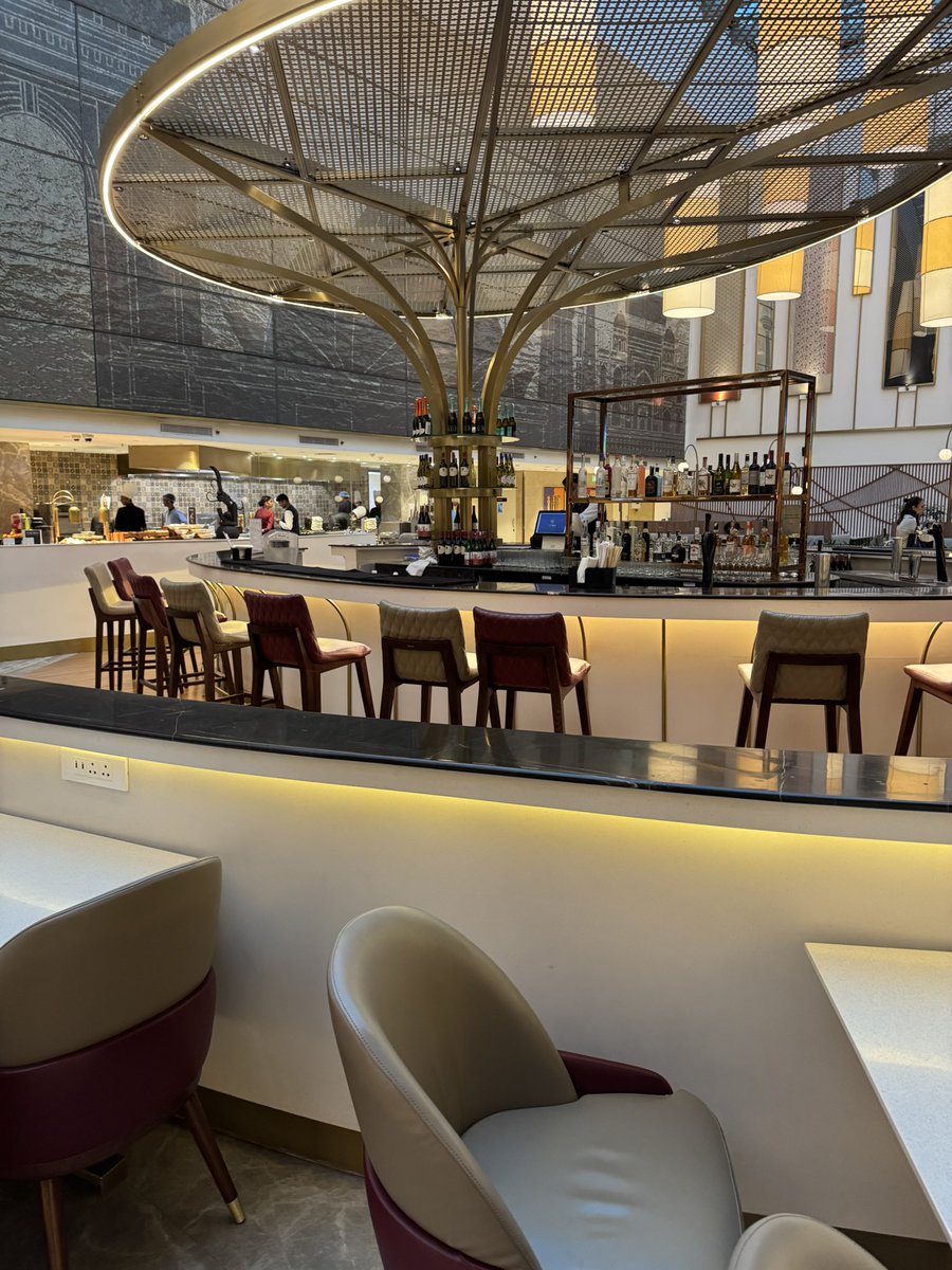 Emclam Lounge Prive – 5th time in 1 year ✋
Always flew J ✈️ but today it’s Y 💺
Still got access thanks to Maharaja Club Gold via Vistara Gold 🙌

Perks that follow you, not your seat 😎💳