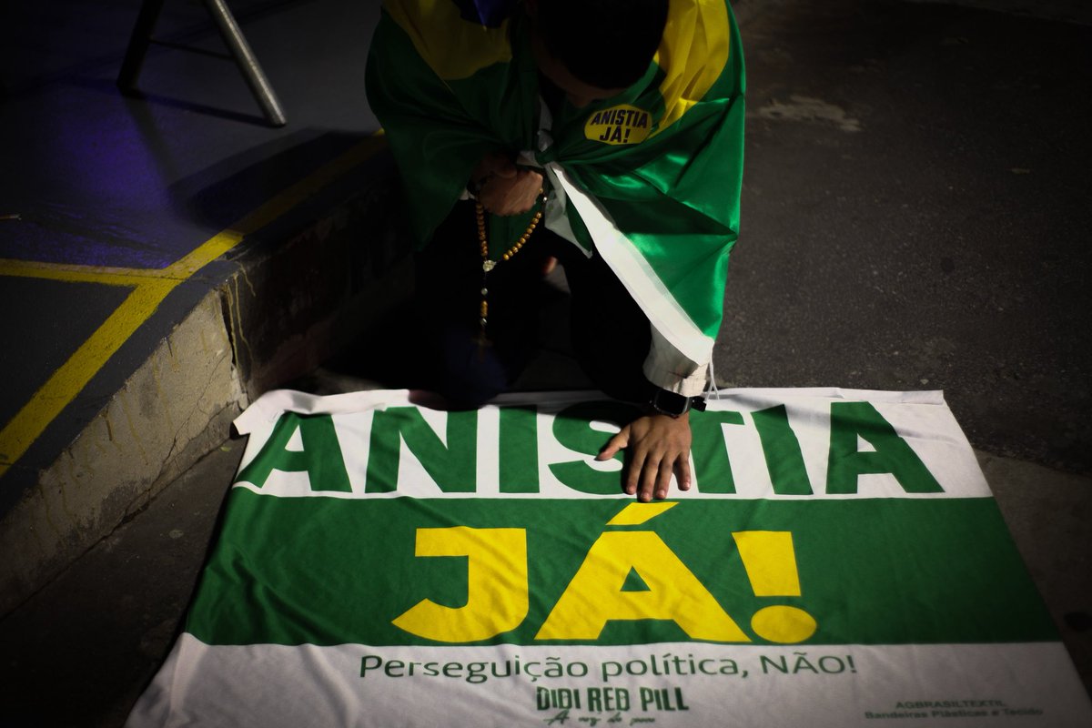 dylangayer_'s tweet photo. apoiadores do ex-presidente Jair Bolsonaro em protesto no Masp contra a decisão do ministro do STF, Alexandre de Moraes, que determinou a prisão domiciliar de Bolsonaro. 

fotos: Dylan Gayer https://t.co/t7EHvGeARm