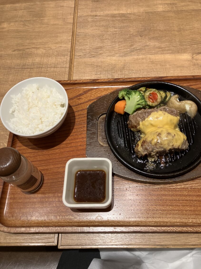おはようございます！

暑い日が続きますね💦

こんなときこそ、しっかり食べて夏バテ対策！
先日は、ハンバーグで元気チャージしてきました✨
おかわりしたいくらいおいしかったです！

#企業公式が朝の挨拶を言い合う
#企業公式夏のフォロー祭り
#企業相互フォロー
#企業公式さんと繋がりたい