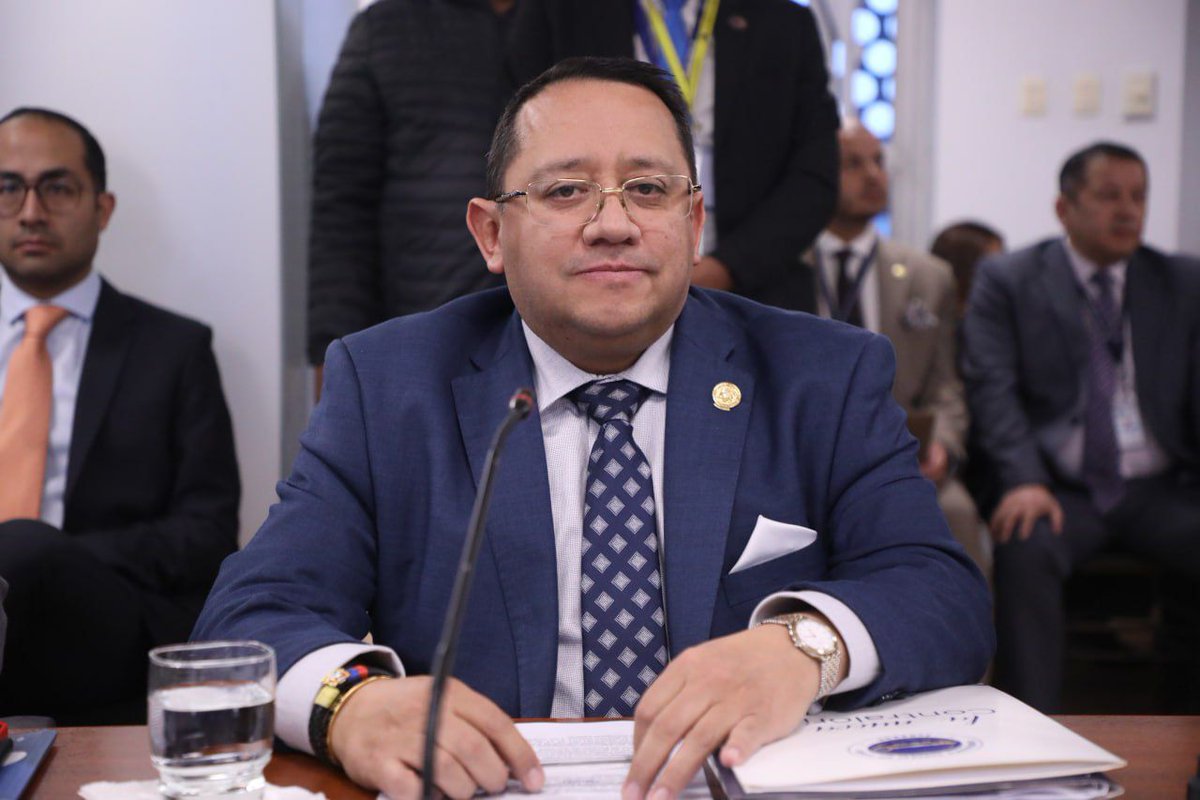 ContraloriaECU's tweet photo. 🏛️ #LaNuevaContraloría | El Contralor, Dr. Mauricio Torres, informó a la @ParticipacionAN los resultados de las auditorías realizadas a CELEC EP, relacionadas con los contratos suscritos con Austral Technical Management y Progen.

🔍 Los informes aprobados evidencian irregularidades en la planificación, adjudicación y ejecución contractual, lo que generó posibles perjuicios al Estado.

⚖️ Como resultado se remitieron indicios de responsabilidad penal a la Fiscalía y se recomendaron sanciones civiles y administrativas.